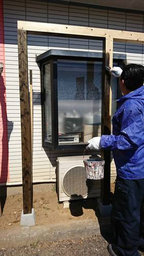 新しく組み直した木下地に防腐剤を塗布している様子
