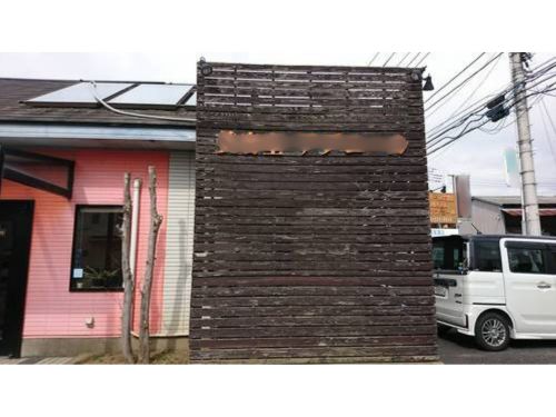 美容室の腐食した木製目隠しパーテーション