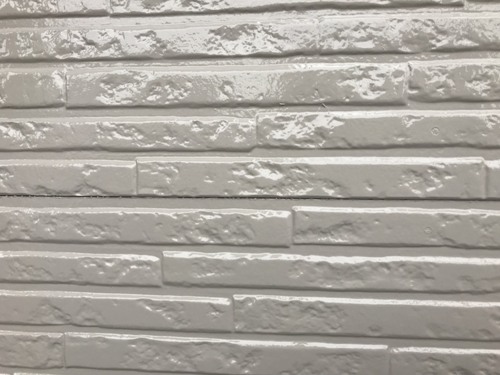 タイル調外壁を1色で塗装した施工後の写真(ペイントホームズ水戸店)