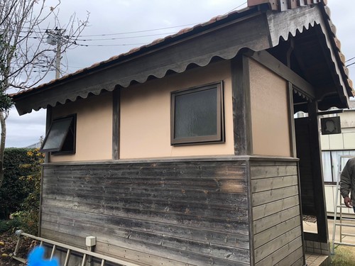 鉾田市の屋外トイレ塗装前に木部の色あせと外壁の状態を確認した様子