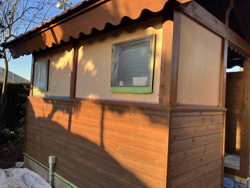 鉾田市の屋外トイレ塗装工事で木部と外壁を施工している様子