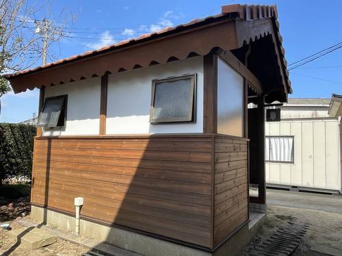 鉾田市の屋外トイレ塗装後に木部と外壁が明るく仕上がった様子