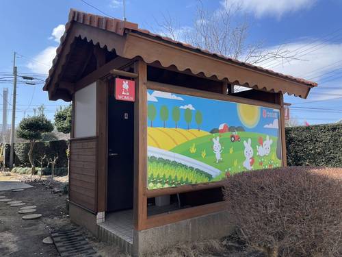 鉾田市のいちご農園施設で屋外トイレを塗装し清潔感のある外観に仕上げた様子