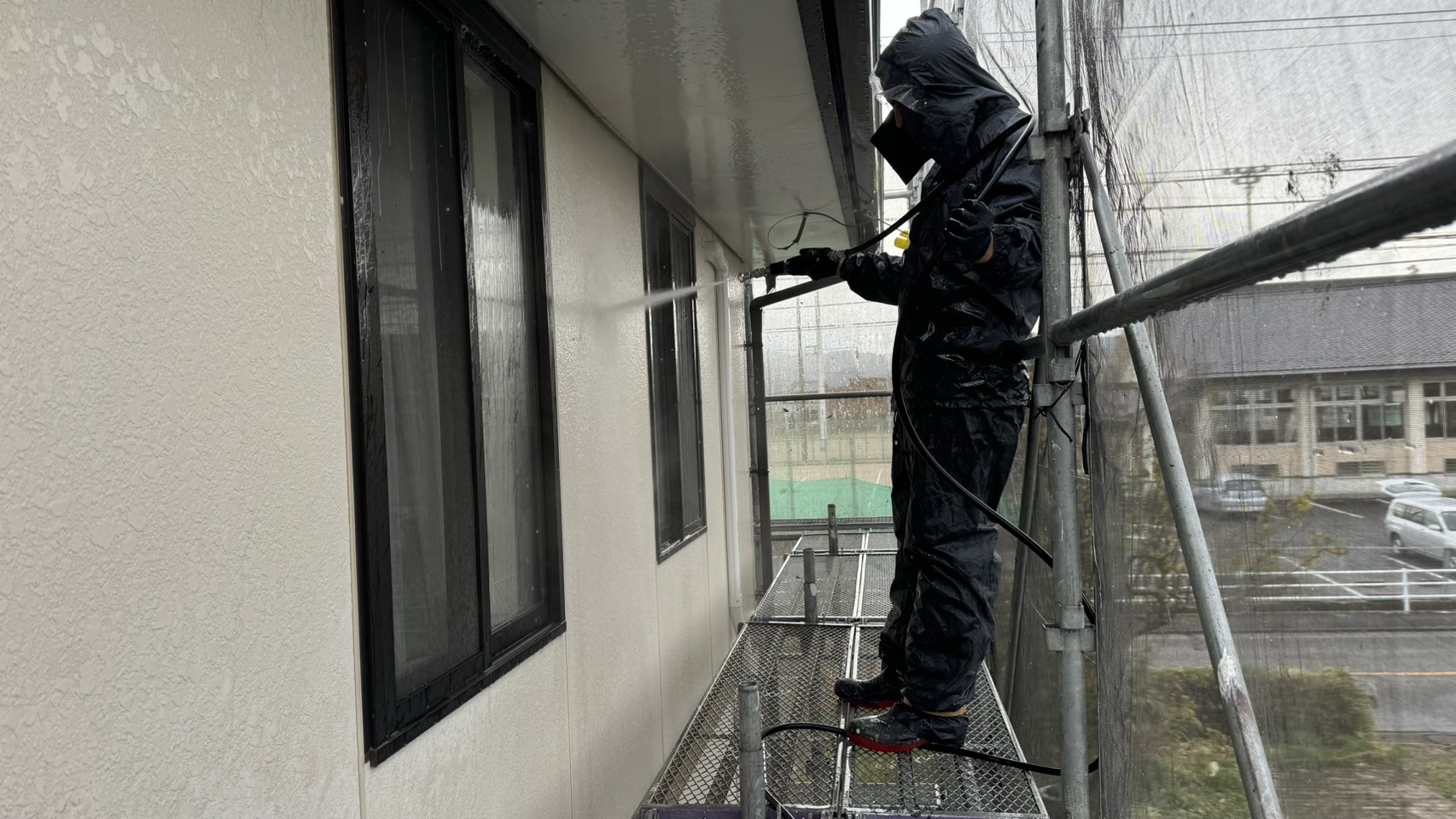 水戸市で外壁塗装前に外壁を高圧洗浄している様子