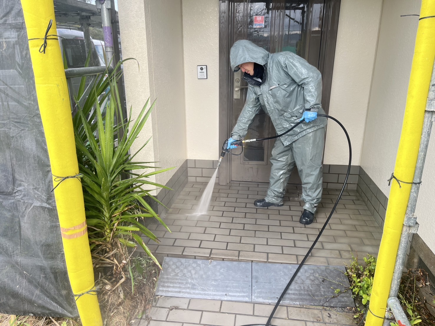 水戸市の住宅で玄関まわりを高圧洗浄している様子