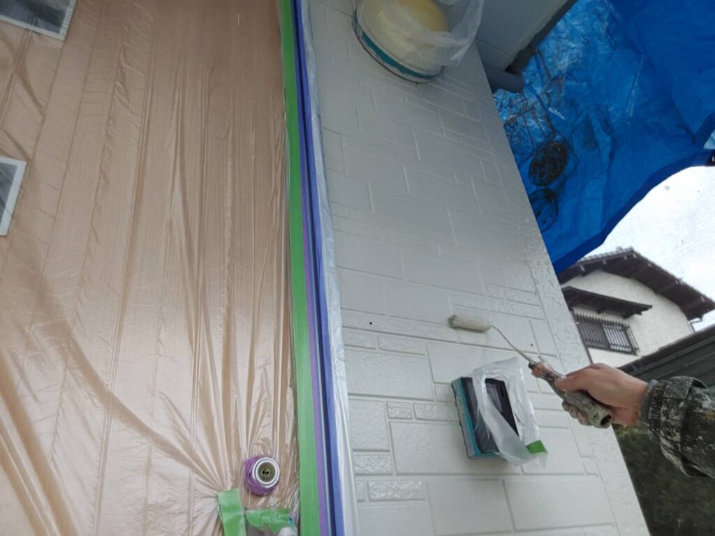 水戸市D様邸の外壁塗装｜中塗り・上塗りで明るい外観へ仕上げています