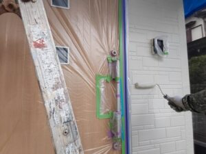 水戸市D様邸の外壁塗装で上塗り作業を進めている様子