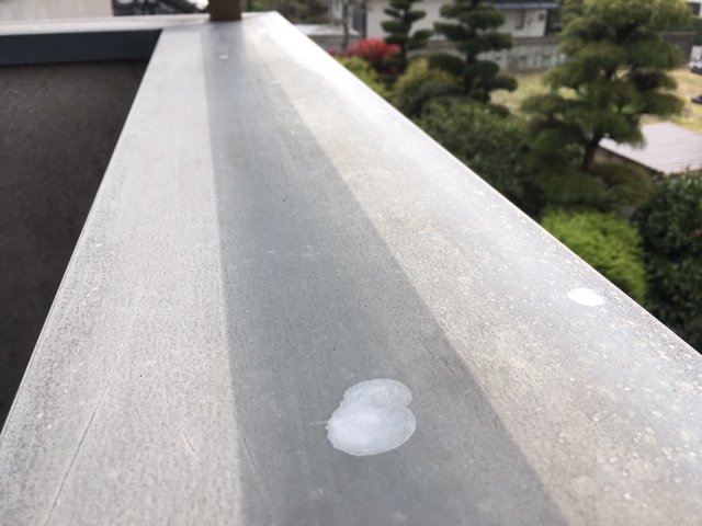 水戸市周辺で外装点検時に確認する笠木またはパラペット上部の色あせ