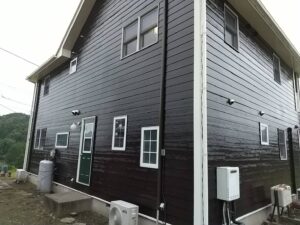 水戸市で外壁塗装完了後、濃い茶色と黒い屋根で重厚感のある洋館風の仕上がり