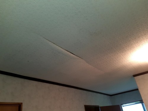 水戸市の住宅 天井に水が溜まり膨らんだ危険状態｜雨漏りで天井がたわみ崩落の恐れ