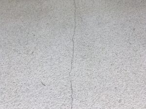 外壁に発生した細かなひび割れ(クラック)の状態|水戸市で見られる外壁塗装の劣化例