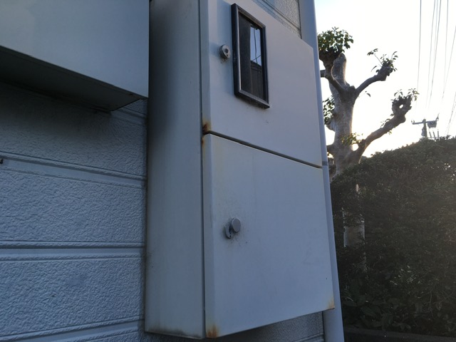 水戸市のアパート外壁に設置された設備ボックスの端部に見られるサビ