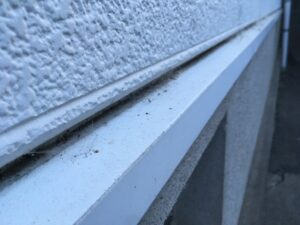 外壁水切り部分に付着した汚れと基礎まわりの劣化状況