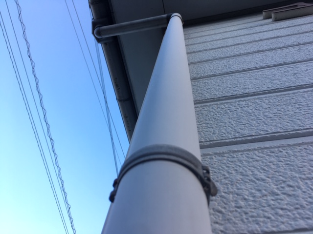 水戸市のアパート現地調査で確認した縦樋と固定金具