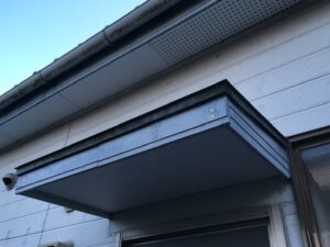 玄関庇まわりに見られる汚れと塗膜劣化の状況